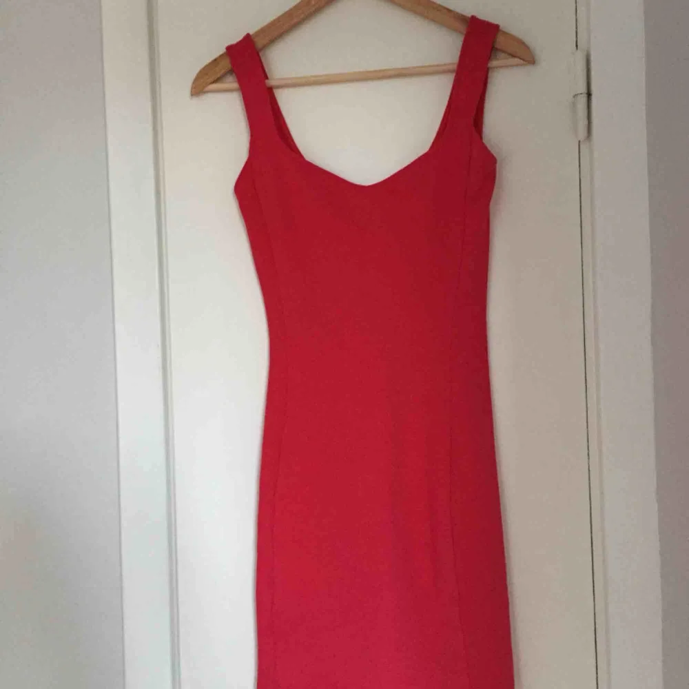 Tajt röd klänning från Bershka med fin skurning där fram. Köparen står för frakten. Klänningar.