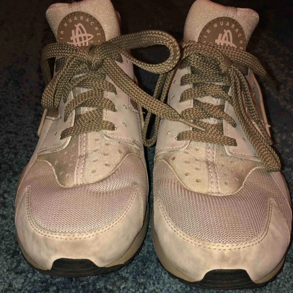 Nike Huarache supersköna skor! Men dem kommer inte till användning. Köptes i Juni på Aplace. Små i storleken, jag har 41 annars. . Skor.