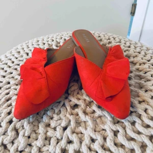  - Slip in skor från PIECES. Använda ett fåtal gånger! Köparen står för frakten!:)