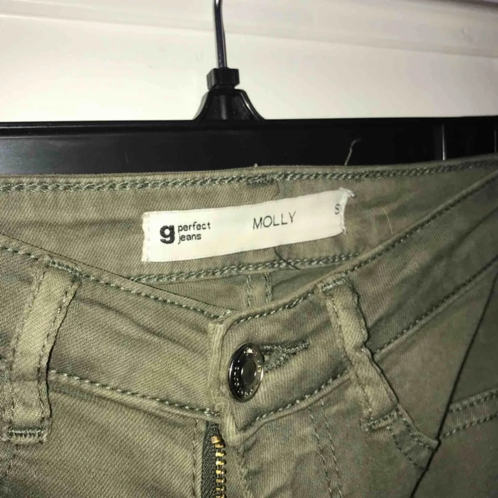 Gröna jeans från Gina Tricot i modellen ”MOLLY”. Använda 1 gång så de är som nya!💫 Nypris: 299:-. Jeans & Byxor.