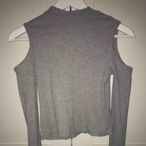  - Grå tröja med öppna armar Storlek xs Frakt tillkommer💫