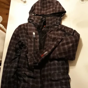  - Rutig skidjacka, stl xs . Hämtas i Mehedeby eller tas till Tierp 