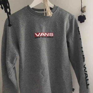  - jättemysig vans sweatshirt köpt på vans i kraków! nästan aldrig använd då jag inte tycker den passar mig bra. XS man, men passar vem som🖍❣️🛹 Original pris 700 sek. Säljer den för 280 sek (utan frakt) köparen står för frakten. tar bara swish!