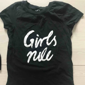  - Svart T-shirt knappt använd