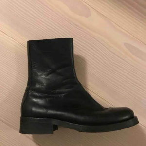  - Knappt använd skinnstövlett från Our Legacy. Nästan nyskick.