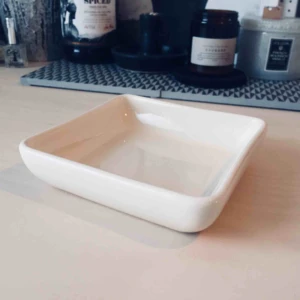  - Ett uppläggningsfat i vit keramik, 14 cm ◻️✨