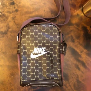  - Nike axelväska. Nästan helt oanvänd! 