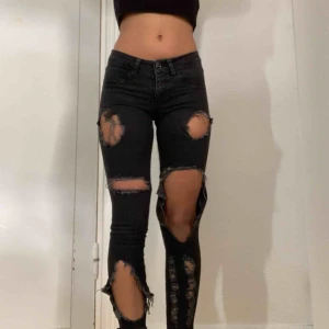  - 👅skinny ripped jeans👅 🖤Köparen betalar för frakten🖤 💡Kan mötas Lund-Malmö💡 👹Högsta bud får plagget👹