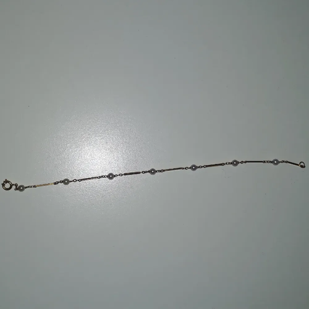 Säljer Guldarmband med pärlor, få gånger använd. Fraktkostnad tillkommer vid frakt. Väger 2g vilket är frakt på 10 kr. Finns på Teleborg i Växjö, kan mötas i Växjö. . Accessoarer.