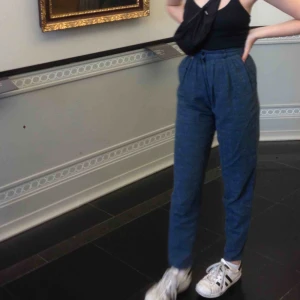  - Ett par grön/blå högmidjade vintage byxor köpta i Berlin! De är utan bakfickor och är lagom långa i benen. De är i bra skick, säljer endast pga att de är för små för mig