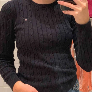  - Kabelstickad tröja från Gant. Har förlorat lite färg och är inte lika mjuk som den är ny pga tvätt. Frakten är inräknad i priset