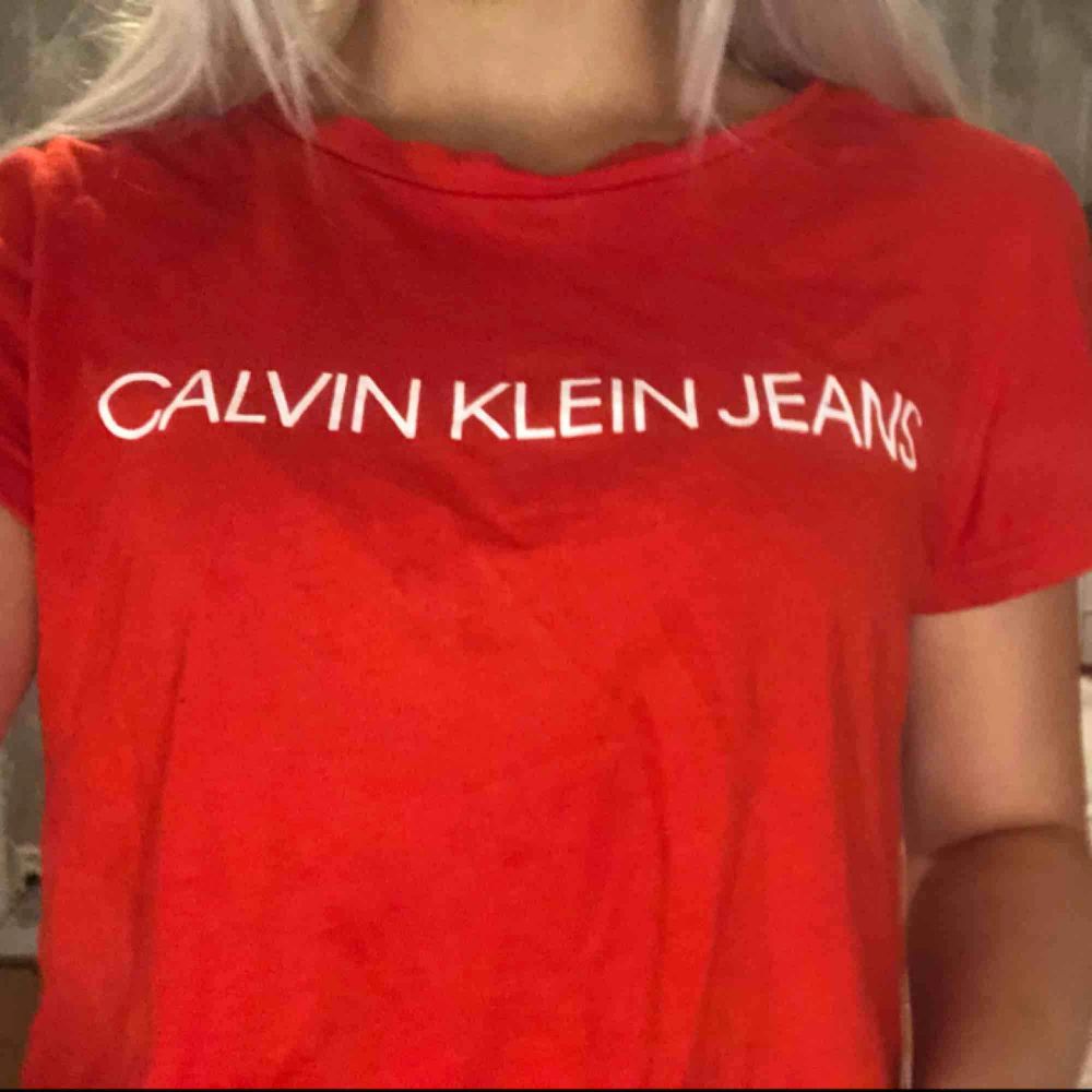 Köpte för 400 ny , Calvin Klein t-shirt andvänds bara inte. T-shirts.