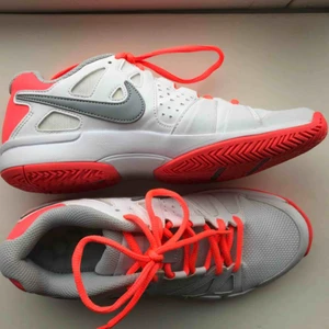  - Oanvända Tennisskor, men är mycket stabila för foten och funkar därför även bra som idrottsskor för inomhusträning. Säljs för att jag köpte i fel storlek. Butiksskick.