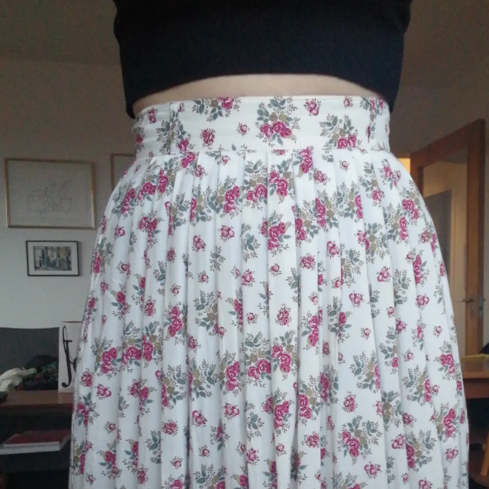 Jättefin blommig kjol från secondhand. Perfekt skick!  Kan mötas upp i Stockholm eller skicka mot frakt på 45kr :). Kjolar.