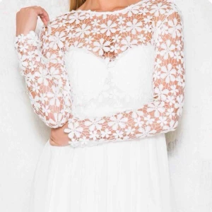  - Vit härlig och fin klänning, endast provad. Denna klänning var tänkt till student förra året för mig men den satt perfekt nertill men för stor vid bysten därav aldrig använt, lapp sitter kvar. Nypris 799:- mitt pris 500:- + frakt 