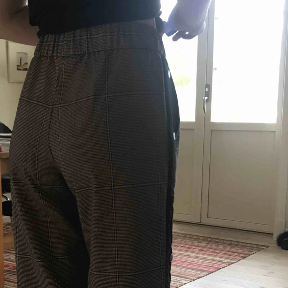 Rutiga byxor från Monki, det står inte vilken storlek det är men ca S, funkar dock på mig som vanligtvis är M i byxor. 🐐♥️. Jeans & Byxor.