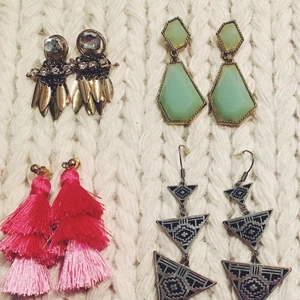  - Säljer lite örhängen som aldrig kommer till användning. 10 kr styck eller 3 för 20 kr  Till de gula hör två matchande ringar (ca storlek M i ringar man köper på t.ex H&M)