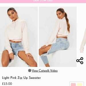En ljusrosa Zip Up sweater från PrettyLittleThing. Den är lite liten i storleken och är alldeles nyköpt, men säljes på grund av för liten. Köparen står för frakten 💗