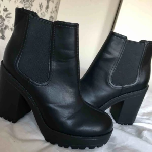  - Helt nya och oanvända, ord pris 300kr. Prutbart 10 Cm klack FRAKT TILLKOMMER