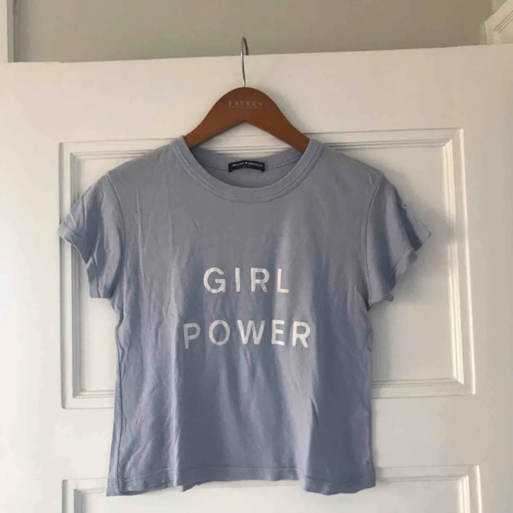Himmelsblå t-shirt från Brandy Melville med texten ”girl power” tryckt både fram och bak! Frakten ingår🥰. T-shirts.