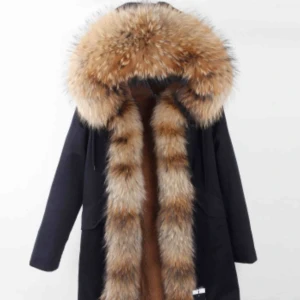  - Säljer min parka jacka i storlek S som jag köpte för 2 månader sen. Väldigt noggrant omhändertagen, så inga skador på den! Jättestor pälskrage, päls på sidorna och även päls i luvan & i själva jackan.  Nypris 3349.