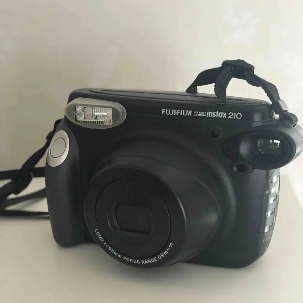 Polaroidkamera från fujifilm i nyskick, använd ett fåtal gånger. Film och batterier ingår ej. Köparen står för ev frakt. Övrigt.