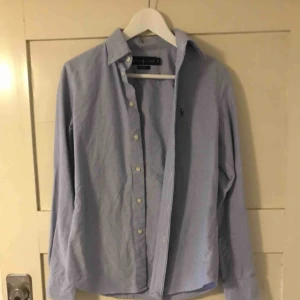  - Ralph lauren skjorta i blått. Knappt använd. 