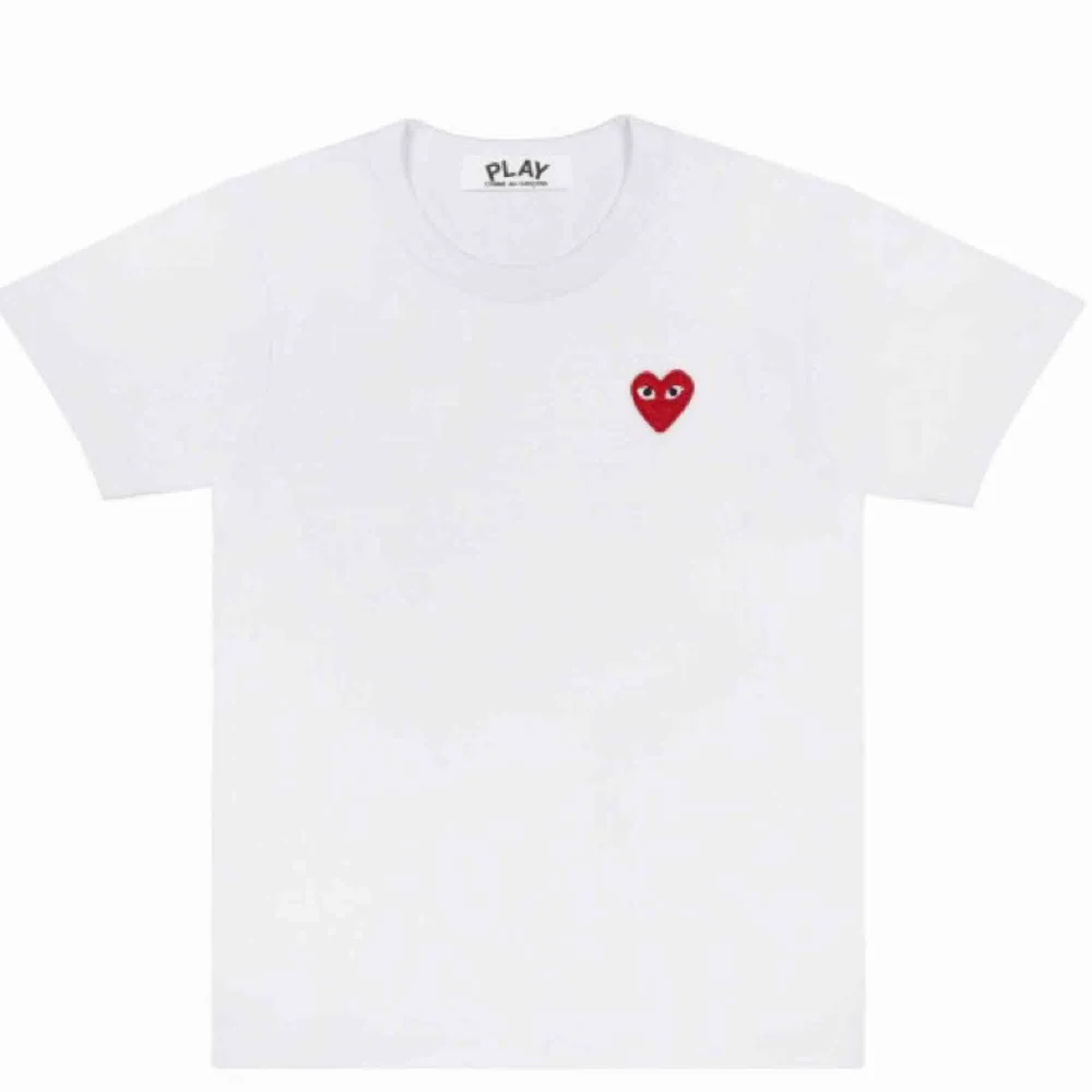- T-shirt från comme des garcons play - vit med rött hjärta - storlek L men passar S - fint skick. T-shirts.