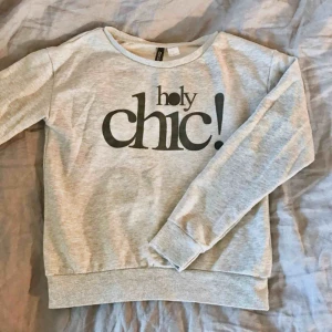  - Grå collage-tröja med tryck från HM☀️👑👨🏽‍✈️