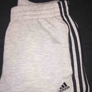  - Snygga äkta adidas mjukisbyxor i bra skick.  Frakten ingår i priset.  Storlek s men passar även m