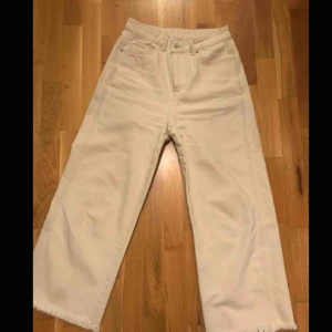  - Ascoola beiga jeans i en lite kortare modell, sparsamt använda! 
