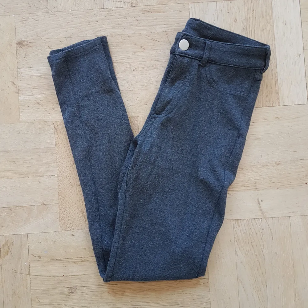 Mörkgråa leggings från Cubus. Jag har aldrig använt dem, säljer för att det inte är min stil. Bekväma! Kan skicka fler bilder. Kan skicka, då betalar köparen halva frakten.. Jeans & Byxor.