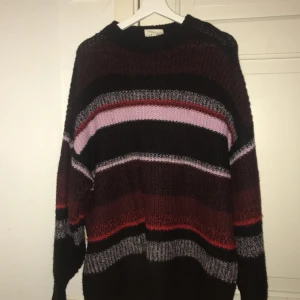  - Säljer en oversized stickad tröja från Monki då jag aldrig använder den, köparen står för frakt! 🌷