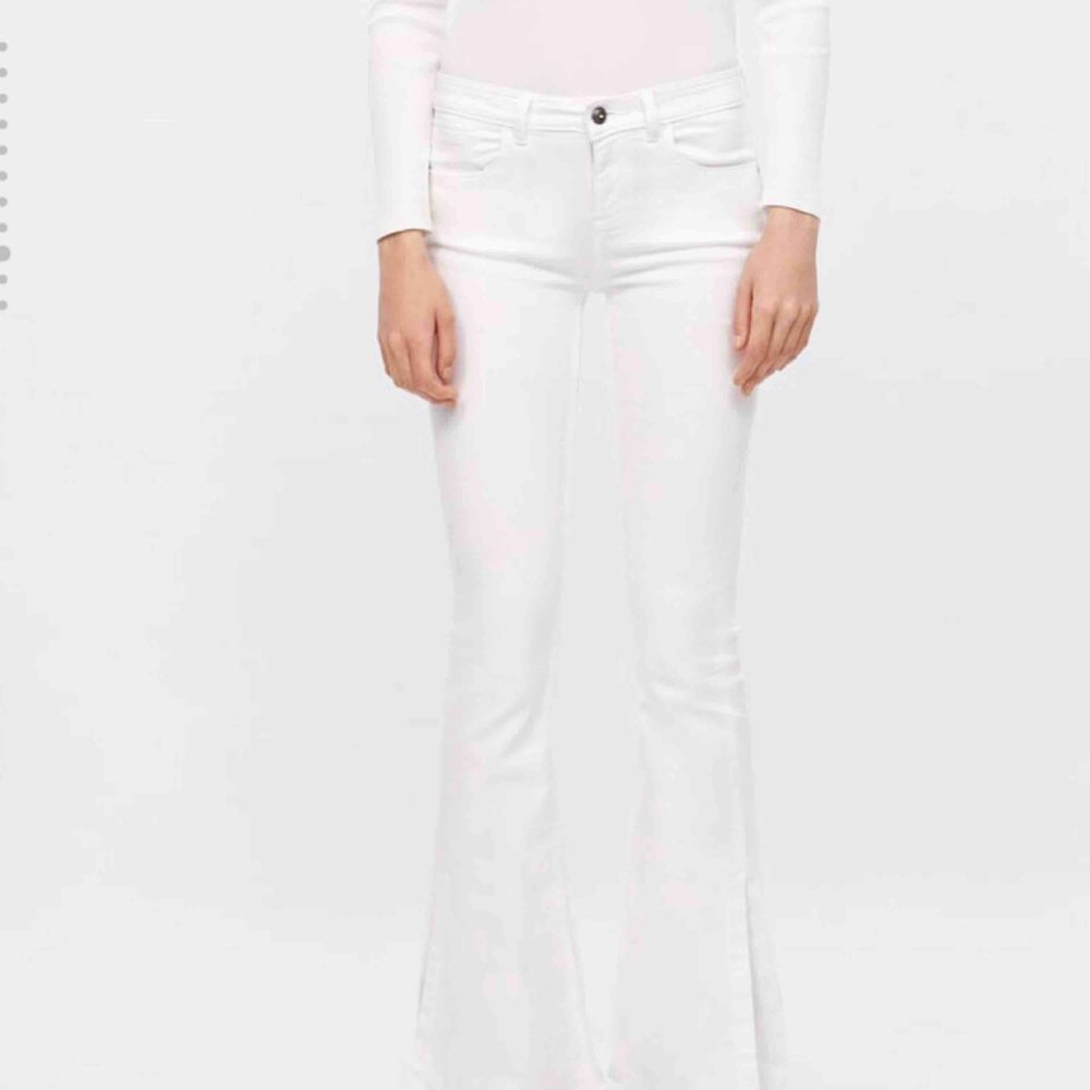 Säljer dessa snygga vita bootcut jeansen från Zara, aldrig använda, prislapp kvar. . Jeans & Byxor.