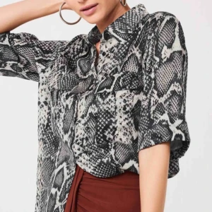  - den där snygga blusen säljer jag då den inte kommer till användning. Har använt den en gång & då endast för att testa den. Utsåld på ginas hemsida!! Kan fraktas, men      frakttilkostand tillkommer då!! 🌟