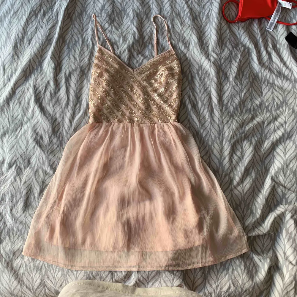 Super cute dress from hollister I only wore it once the suspenders are ajustable the price is negotiable . Klänningar.
