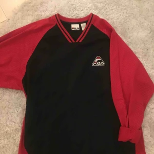  - Snygg Fila tröja i storlek L men sitter snyggt oversized på mig som egentligen skulle ha S. (Bor i Stockholm, kan mötas upp)