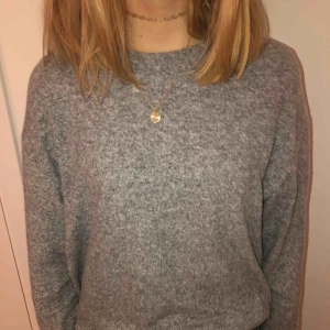  - Gråmelerad tjocktröja från H&M. Mycket bra skick.