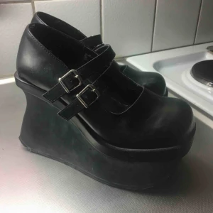  - Så snygga skor från demonia som är lite små på mig :( frakt tillkommer 