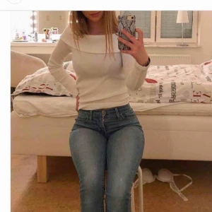  - Vit off-shoulder tröja från BikBok i storlek S. Hör av er vid intresse! 
