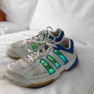  - Sjukt balla adidasskor! Köpta på humana för 350 kr! Lite slitna men endast använt ett fåtal ggr! Säljes för 100 kr eller högstbjudande! 