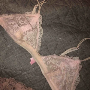  - Ljusrosa Bralette! Passar XS-M skulle jag säga. Använd fåtal gånger.  Fraktar! Betalning via Swish