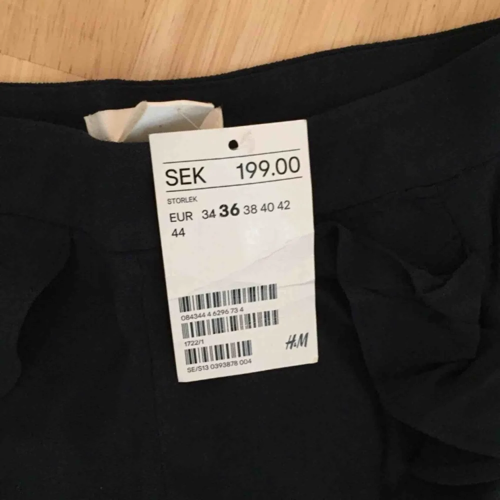 Marinblå shorts med lappen kvar från H&M. . Shorts.