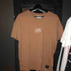  - Olika t-shirts från olika märken köp alla för 250 eller en för 150 Den vita o bruna är S men oversize och den orangea är M