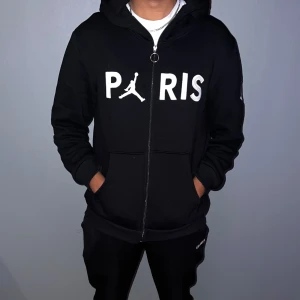  Paris Saint German zip hoodie  - Väldigt bra skick använd cirka 10 gånger Säljer pågrund av att jag inte använder nå mer. Är storlek S men sitter som M