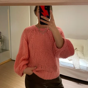 Rosa stickad tröja - Fint skick, inte alls nopprig. 70% Alpacka, 30 akryl. Färgen är något mer rosa än på bilden i dagsljus. 