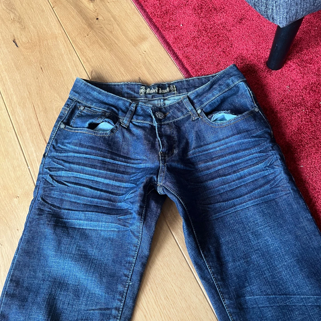lågmidjade flare jeans