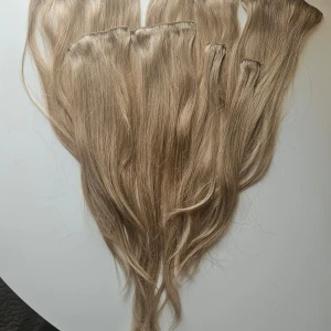 Äkta löshår rapunzel - Äkta clip on löshår från rapunzel,  50 cm långt från början men inklippt så vissa delar varierar lite, smälter in fint i håret!