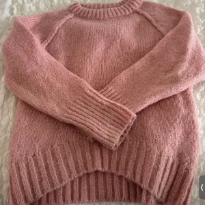 Rosa stickad tröja  - Säljer min jätte fina stickad tröja i topp skick. Passar både S och M. Fråga om ni undrar något !☺️💕