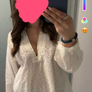 Vit blus - En ny köpt vit blus från zara som används ett få tal gånger men som är i väldigt fint skick💞Slut såld överallt och säljer då den inte kommer till användning längre